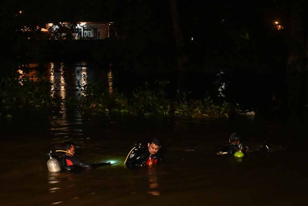 Anggota bomba dan penyelamat dalam misi mencari dan menyelamat (SAR) budak lelaki yang dikhuatiri lemas di Sungai Tok Hakim, Kampung Tok Hakim. - Foto Bernama