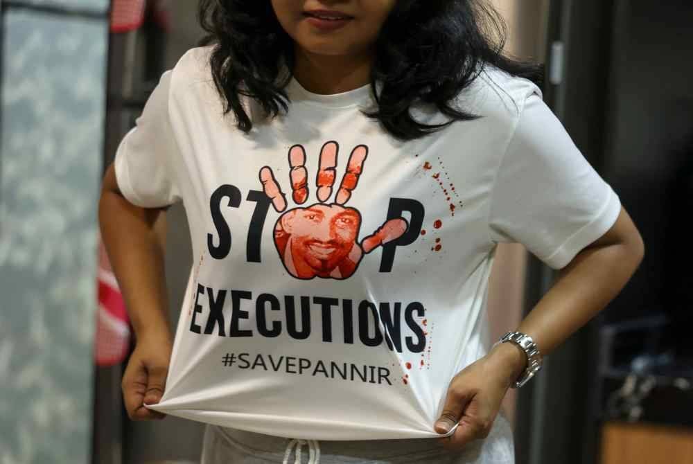 Angelia menunjukkan baju khas yang dibuat untuk abangnya Pannir Selvan sebagai tanda sokongan. Foto Bernama