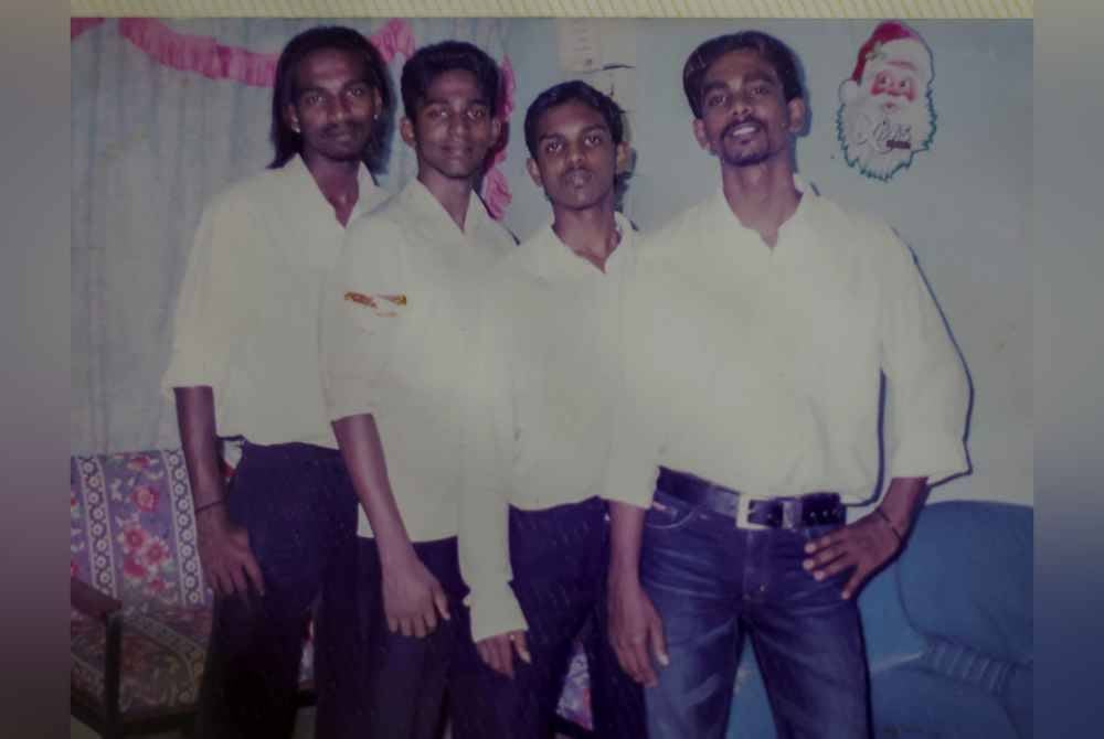 Pannir Selvam (dua dari kanan) bersama abang dan adiknya yang berada dalam simpanan keluarga. Foto Bernama