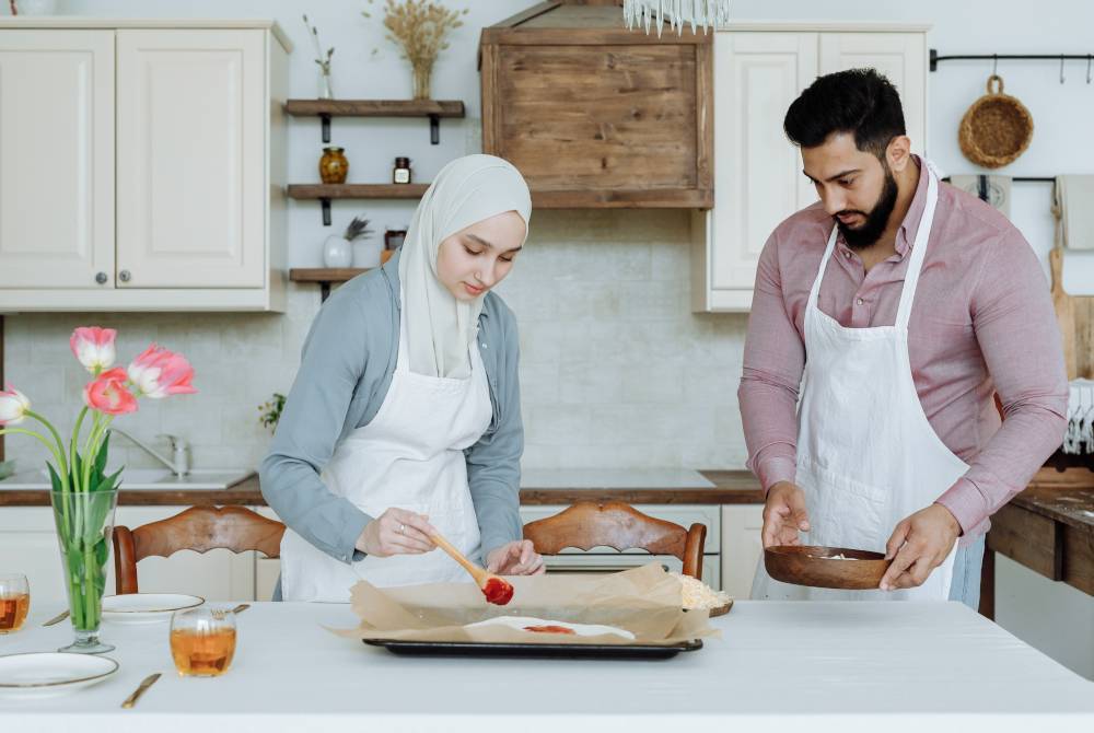 PASANGAN suami isteri perlu saling melengkapi dan membantu antara satu sama lain.