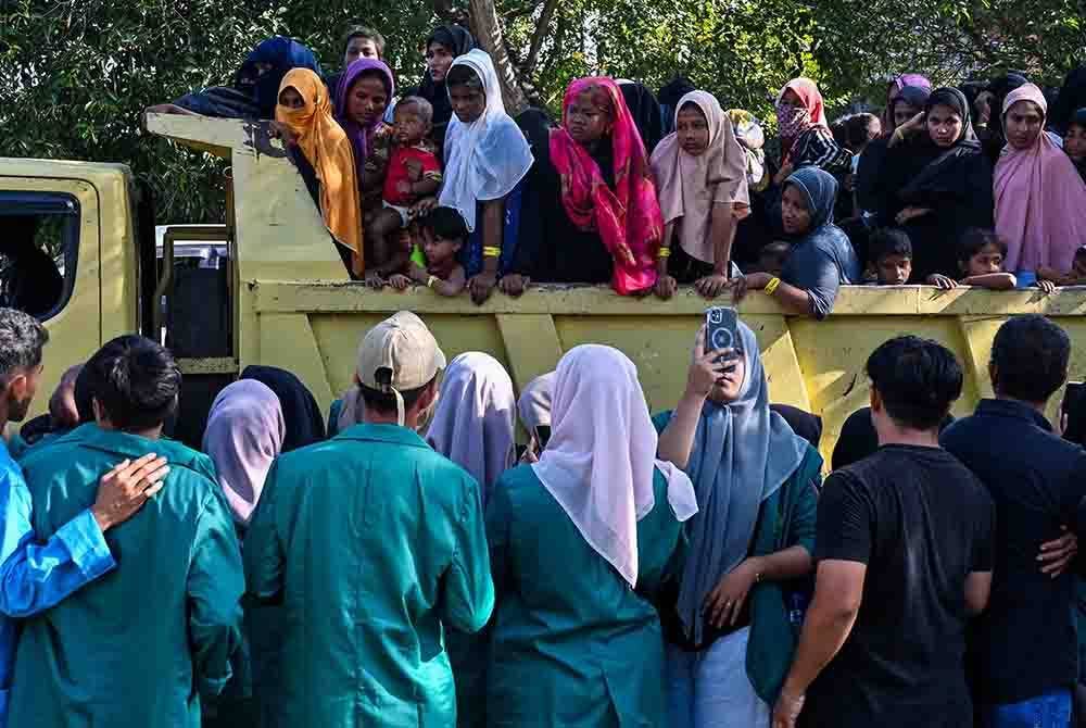 Pelarian Rohingya kemudiannya dibawa keluar oleh pihak berkuasa ke tempat perlindungan alternatif ketika ketegangan semakin memuncak. - Foto AFP