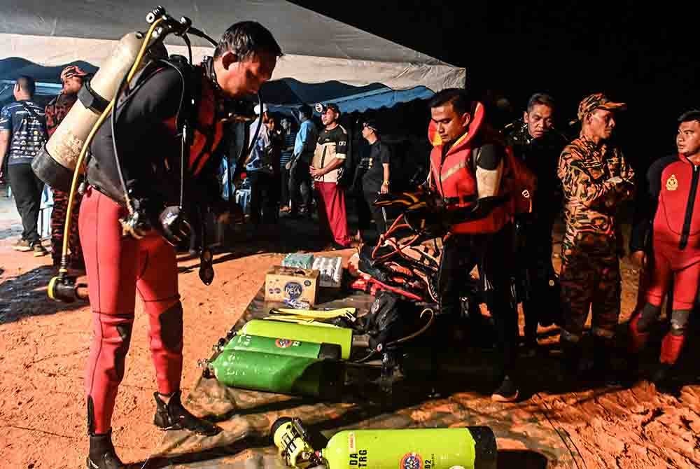 Lebih 70 kekuatan digerakkan termasuk polis, bomba, unit anjing pengesan dan penduduk kampung bagi mengesan mangsa. - Foto Bernama