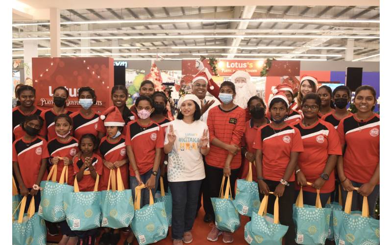 Pengarah Eksekutif Khidmat Korporat Lotus's Malaysia, Azliza Azmel (tengah) bersama-sama kanak-kanak istimewa yang menerima hadiah yang dihajati mereka sempena Lotus's Playful and Joyful Moments Secret Santa pada Jumaat lalu. 