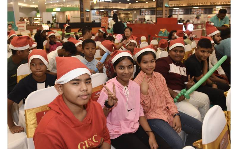 Antara kanak-kanak yang diraikan sempena program Lotus's Playful and Joyful Moments Secret Santa yang diadakan di Lotus’s Selayang pada Jumaat. 