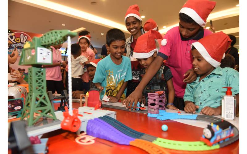 Kanak-kanak gembira bermain permainan dalam aktiviti Playdate Lotus’s Playful an Joyful Moments yang disediakan oleh Lotus’s. 