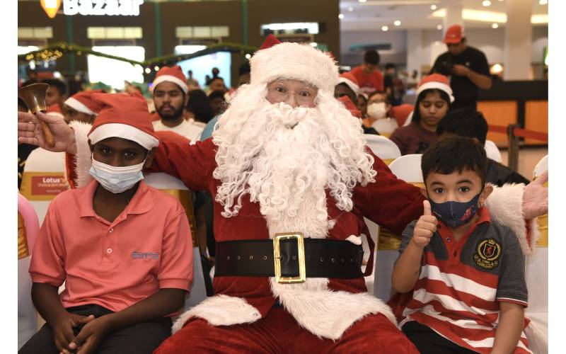 Kemunculan Santa Claus memeriahkan lagi sambutan Lotus's Playful and Joyful Moments Secret Santa di Lotus’s Selayang. 