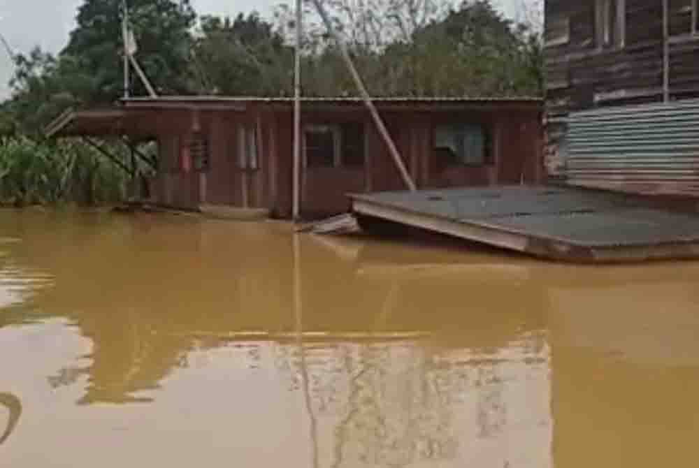 Rumah Pokwe terapung ketika banjir melanda
