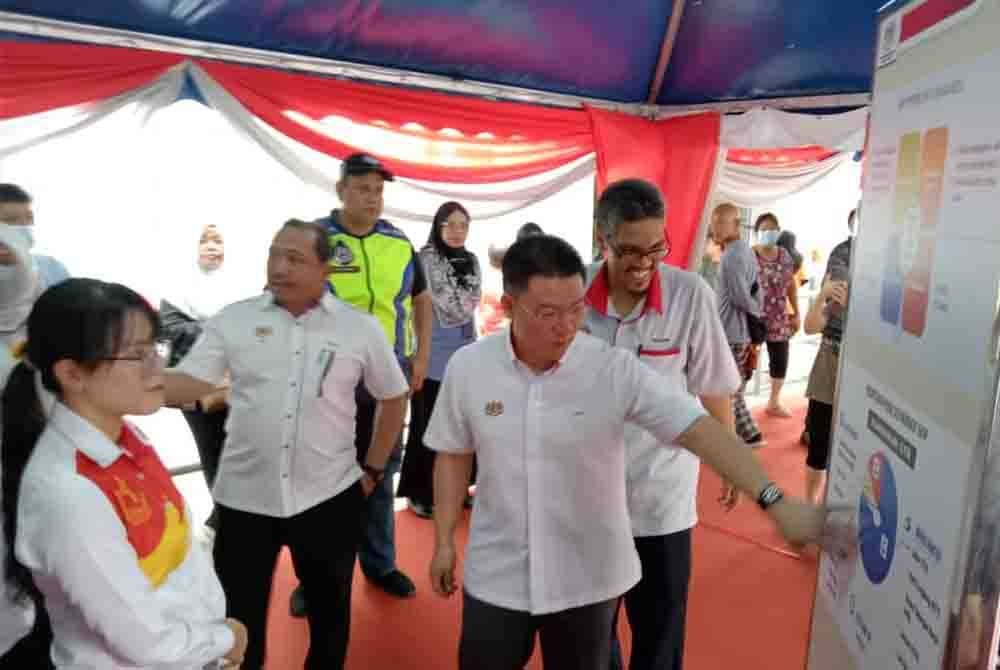 Kor Ming (kanan) mengadakan lawatan kerja ke Pasar Bazar Rakyat di Seri Kembangan pada Khamis.