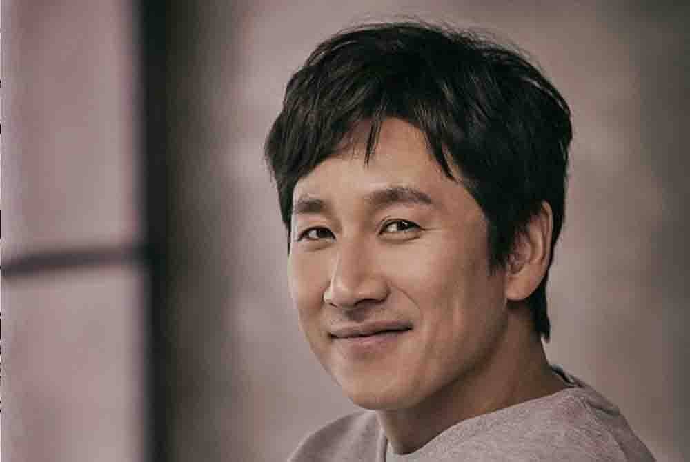 Lee Sun-kyun disahkan meninggal dunia selepas mayatnya ditemui mati di tempat letak kereta yang terletak di sebuah taman.