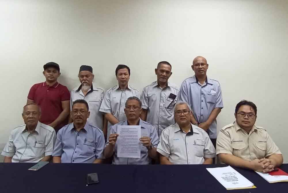 Mohamad Termizi (duduk, tengah) bersama sebahagian Ahli Jawatankuasa PPBMM selepas Mesyuarat Agung PPBMM Kali ke-46 Tahun 2023 di sebuah hotel, di Alor Setar pada Khamis.