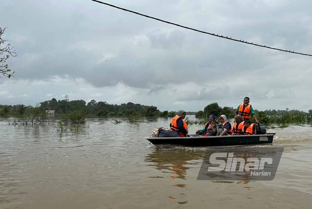 Mangsa-mangsa banjir yang berpindah ke PPS kerana rumah dinaiki air.