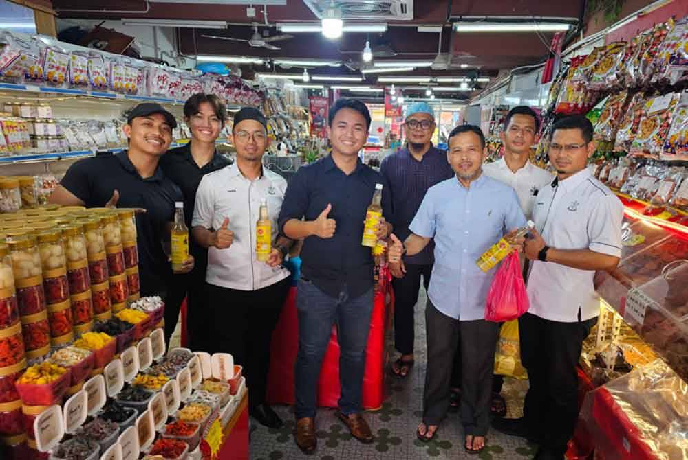 Hafiz (empat dari kiri) menunjukkan produk air halia yang dijual hingga membolehkannya membayar zakat RM7 juta tahun ini.