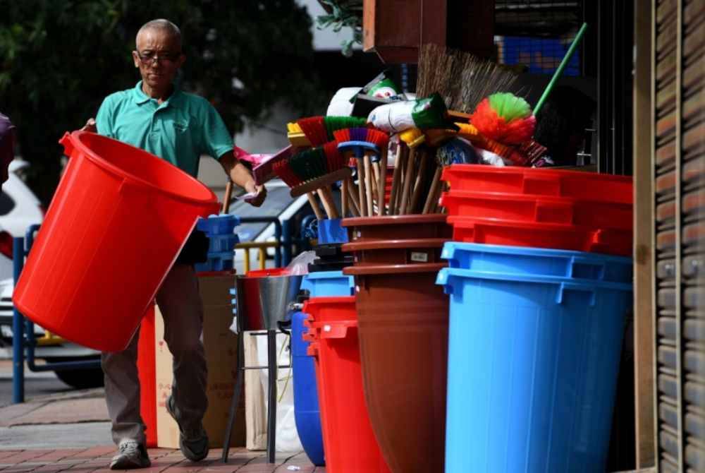 Seorang pengguna membeli tong sebagai persiapan susulan gangguan bekalan air berjadual selama empat hari bermula 10 Januari depan. - Foto Bernama