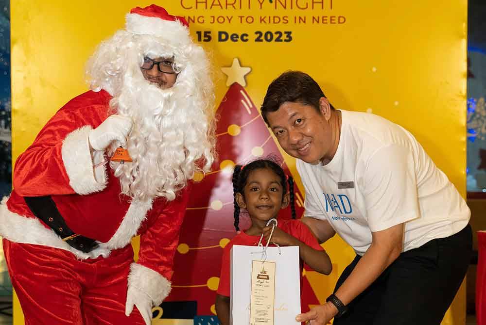 Penolong Pengurus Besar IJM Land, Yeoh Oon Tat (kanan) menyampaikan hadiah kepada salah seorang kanak-kanak dari Pusat Jagaan Shekinah.