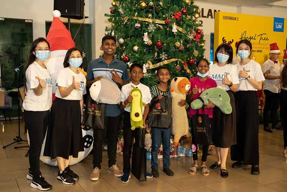 Beberapa kanak-kanak dari Pusat Jagaan Shekinah menerima hadiah daripada IJM Land.