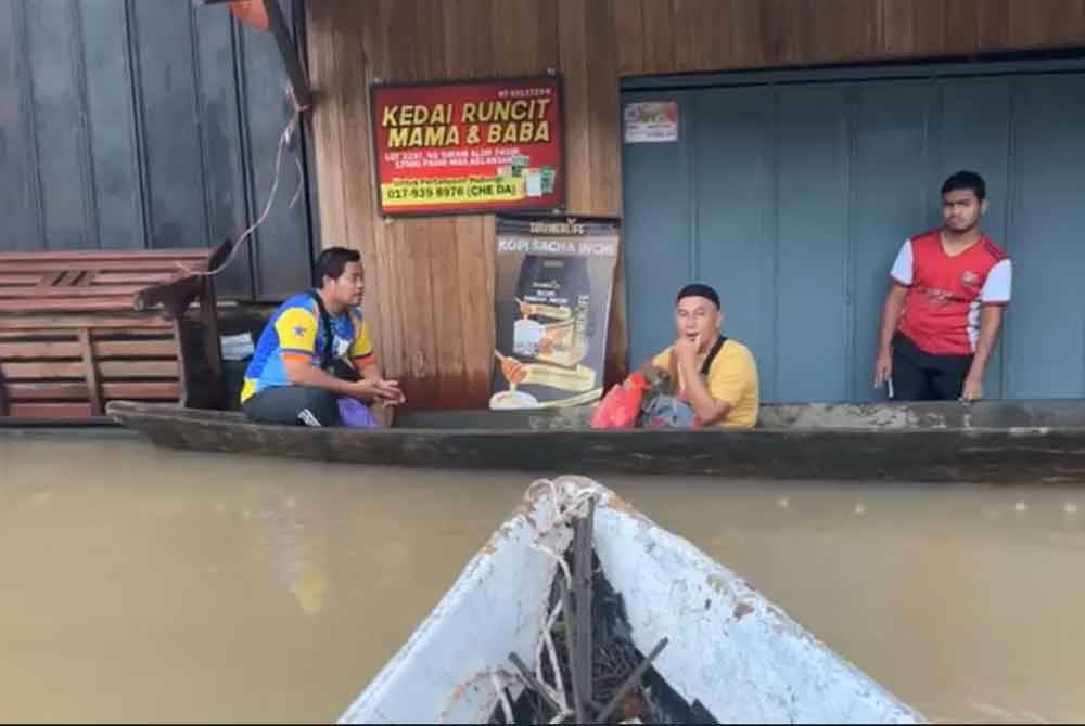 Penduduk menyelamatkan diri dengan berpindah ke PPS.