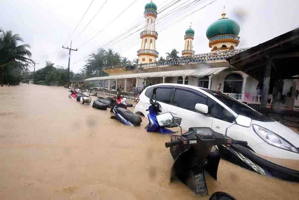 Kereta dan motosikal ditenggelami air akibat bencana banjir di Rangae, Narathiwat, Selatan Thailand pada 25 Disember lalu.
Hujan lebat dan berterusan di selatan Thailand mencetuskan banjir di Narathiwat dan Yala, serta menjejaskan sebanyak 9,697 isi rumah.
-- fotoBERNAMA HAK (2023) CIPTA TERPELIHARA