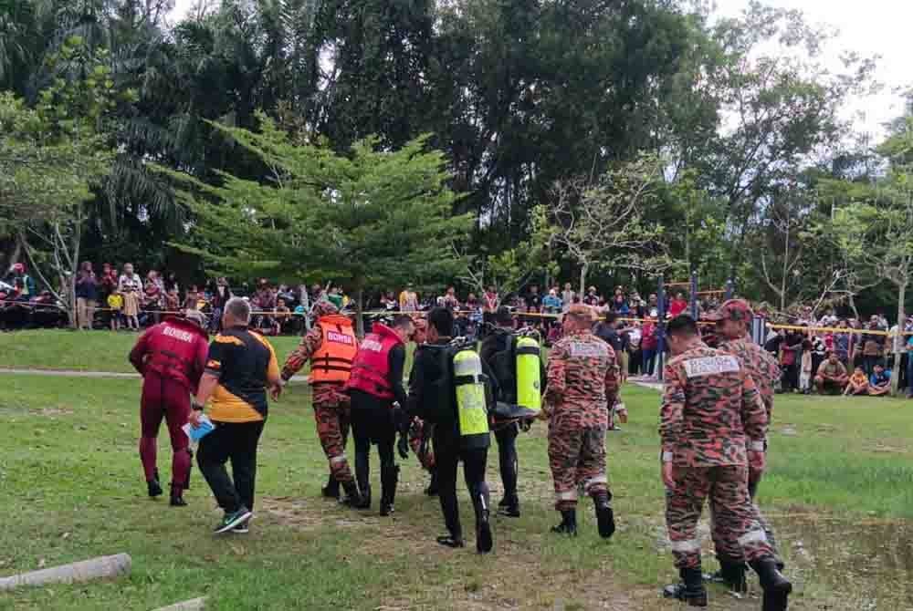 Mayat seorang lelaki ditemui lemas di Tasik Biru Kundang, Rawang pada Khamis. - Foto Bomba Selangor
