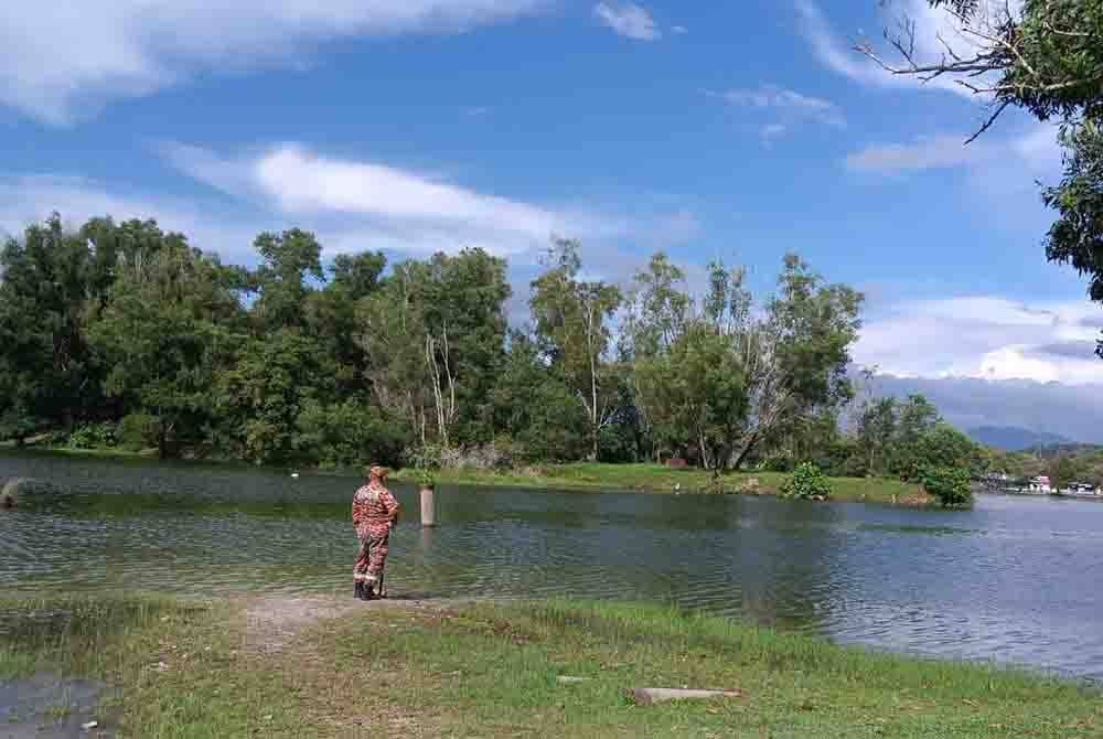 Bomba menjalankan operasi mencari mangsa dilaporkan hilang ketika mandi di Tasik Biru Kundang, Rawang pada Khamis. - Foto Bomba Selangor