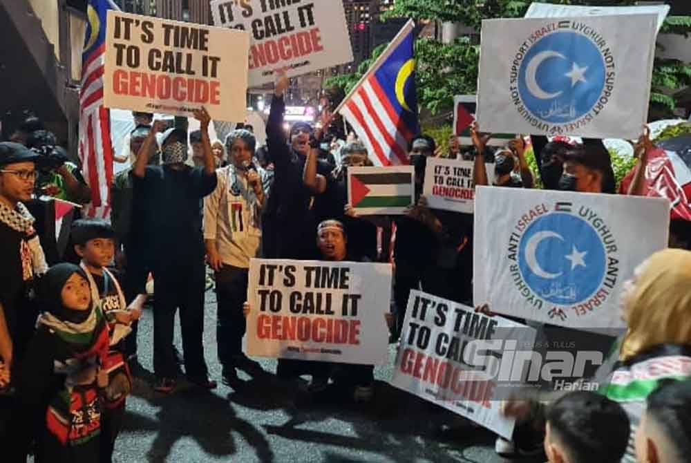 Peserta piket meluahkan kemarahan terhadap kekejaman Israel mereka melalui poster dan plakad yang dibawa. Foto SINAR HARIAN/ASRIL ASWANDI SHUKOR