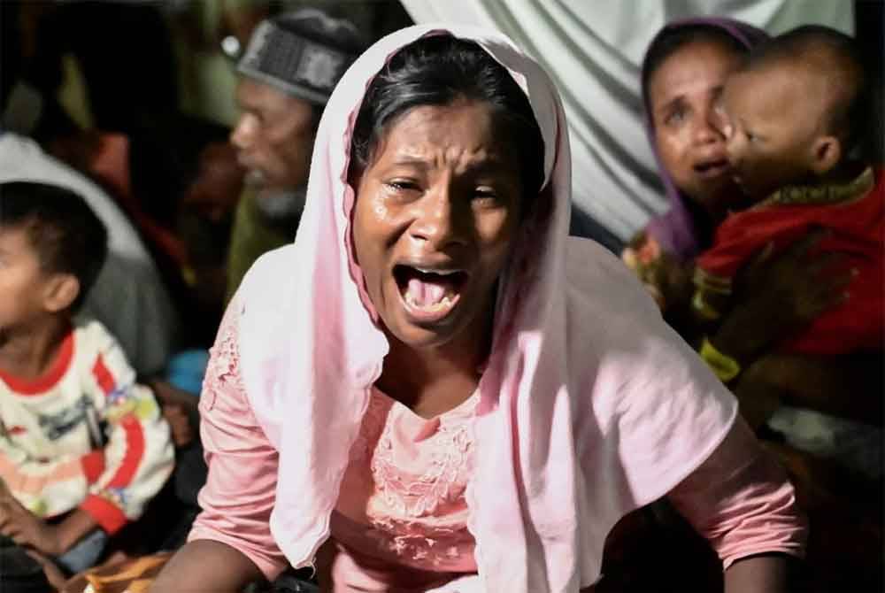 Tangisan meminta simpati seorang wanita Rohingya selepas diusir dari DPR.