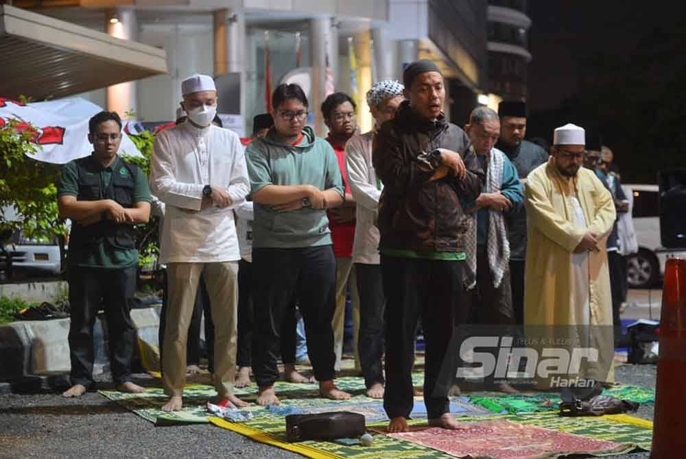 Sebahagian peserta piket 'Kepung Demi Palestin' mengadakan solat hajat solidariti kepada Palestin. Foto SINAR HARIAN/ASRIL ASWANDI SHUKOR