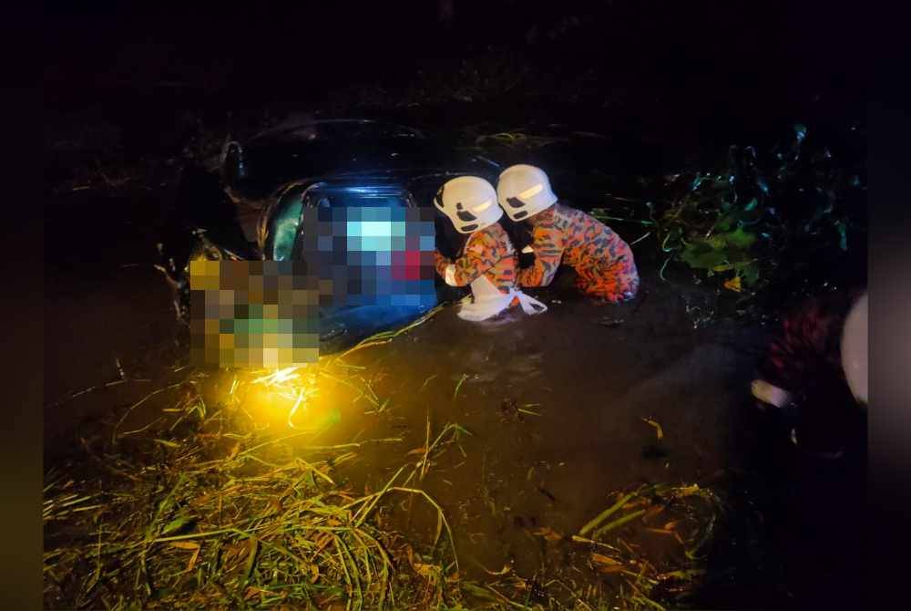 Bomba membantu mengeluarkan mangsa dalam sebuah Proton Wira yang terbabas ke dalam parit di Jalan Parit 8 Kampung Sungai Leman pada Jumaat.