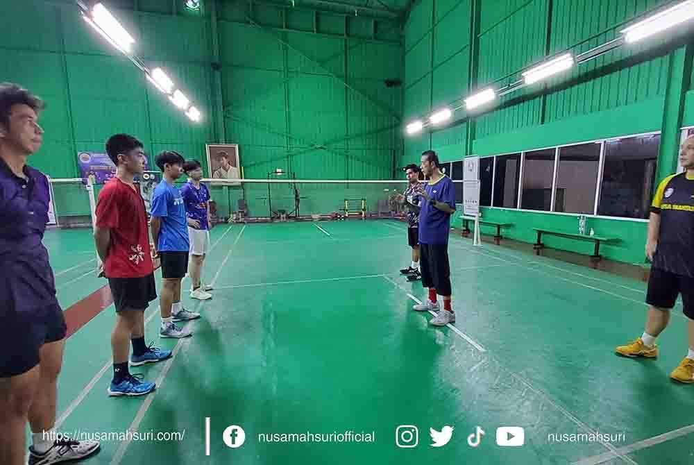 Misbun (dua dari kanan) memberi taklimat sebelum menjalani latihan pada Jumaat. Foto FB Nusa Mahsuri