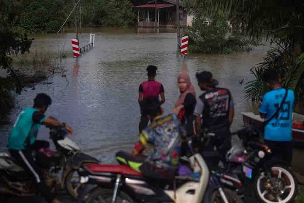 Jalan utama ke Kampung Delong, Dungun masih terputus akibat banjir. - Foto: Bernama