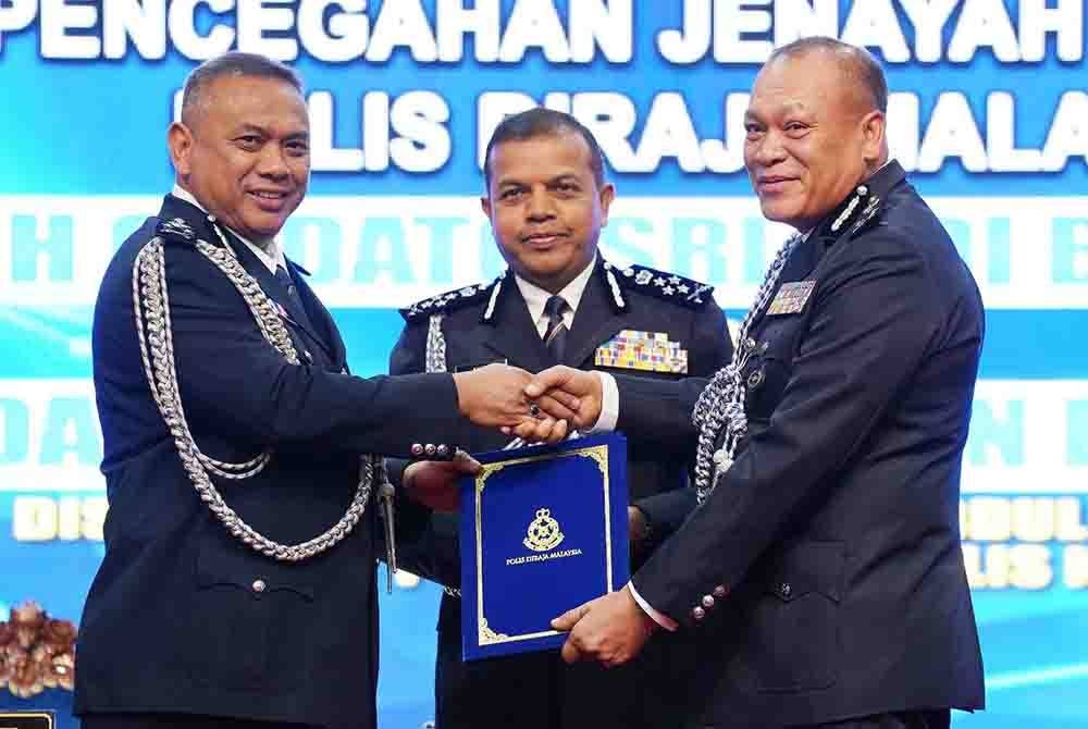 Ayob Khan (tengah) menyaksikan Majlis Serah Terima Tugas Pengarah JPJKK di Pulapol Kuala Lumpur pada Jumaat.