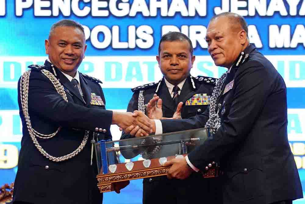 Wan Hassan (kanan) dilantik sebagai Pengarah JPJKK baharu menggantikan Aidi (kiri). - Foto: ROSLI TALIB.