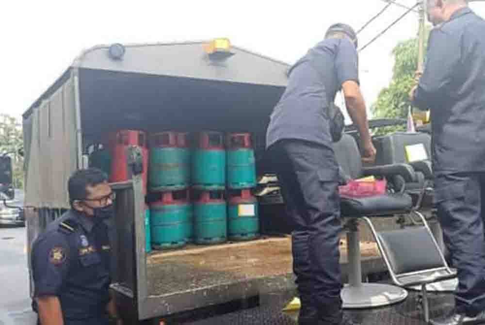 MPK menggempur kawasan sekitar Taman Setia di sini dalam usaha bagi membanteras peniaga warga asing.