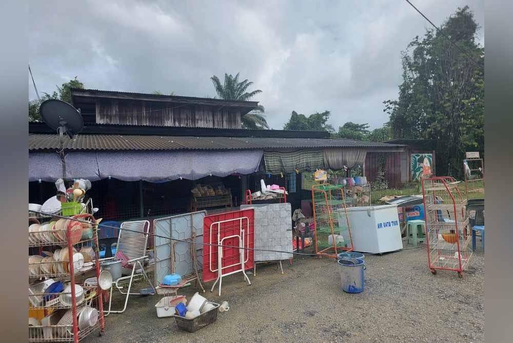 Kedai luar kedai runcit Fatimah yang terjejas