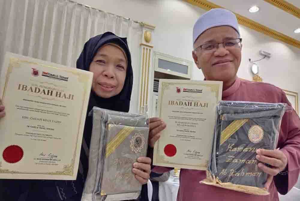 Dua jemaah TM Tours & Travel Sdn Bhd menerima sijil penghargaan Ibadah Haji 1444 Hijrah.