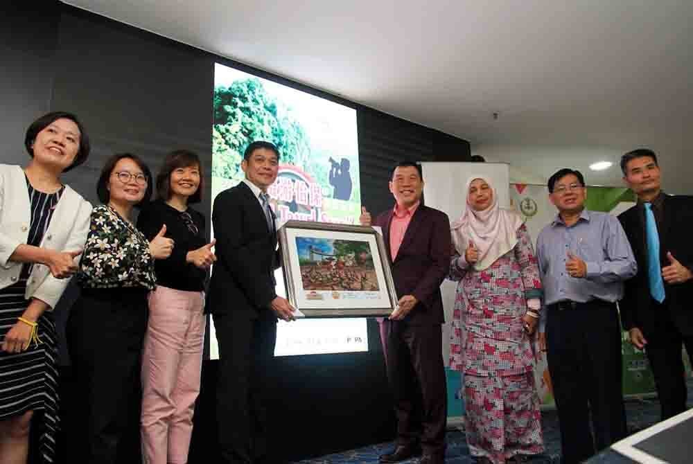 Sze Yee (empat dari kanan) menerima cenderahati sempena pelancaran Laman Web 'Perak GoGoGo' dan penyampaian hadiah Pertandingan Fotografi Pelancongan 2023 pada Jumaat.