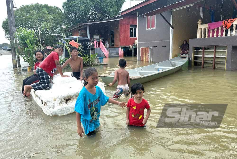 Keadaan banjir melanda Kampung Derdap sejak Rabu.
