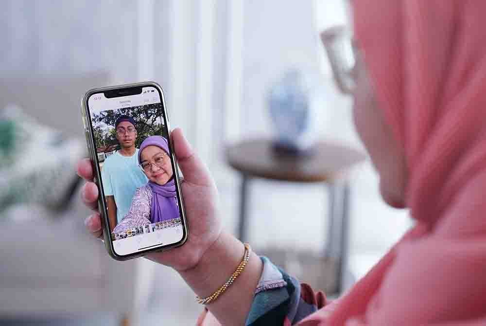 Fazlina Fuad menunjukkan gambar swafoto terakhir bersama Allahyarham anaknya ketika ditemui pemberita di kediamannya di Denai Alam pada Jumaat. FOTO: SINAR HARIAN/MOHD HALIM ABDUL WAHID