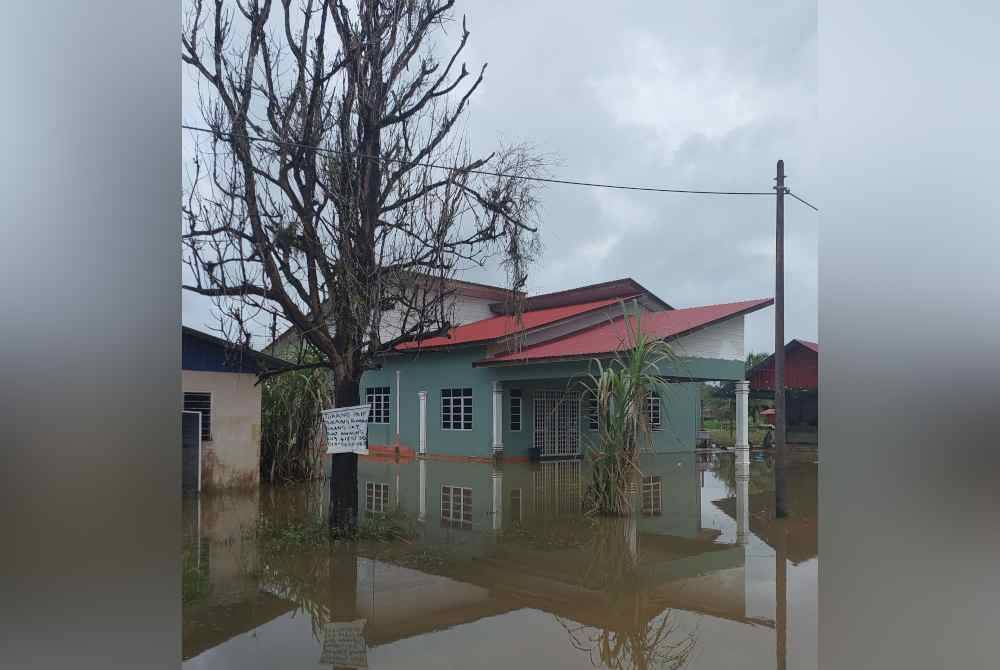 Kawasan sekitar kediaman Haslina masih dinaiki air.