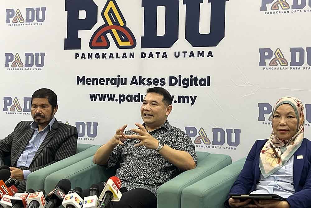 Rafizi (tengah) bersama Ketua Pengarah Jabatan Perangkaan Malaysia, Datuk Seri Dr Mohd Uzir Mahidin (kiri) dan Timbalan Ketua Setiausaha (Sektoral) Kementerian Ekonomi, Datuk Dr Yatimah Sarjiman ketika sidang akhbar selepas sesi penerangan kepada Ketua Pengarang Media Massa di Putrajaya pada Jumaat.