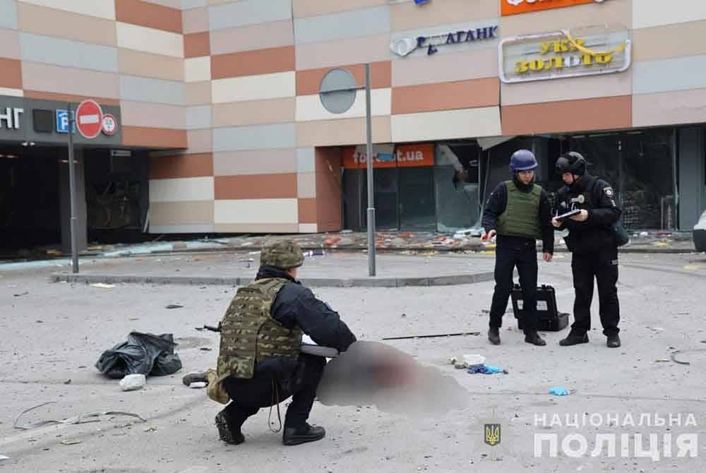 Anggota polis memeriksa keadaan di Dnipro selepas serangan roket oleh Rusia. - Foto AFP