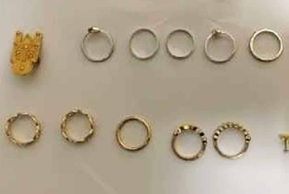 Antara barangan perhiasan yang berjaya dirampas daripada lelaki warga tempatan dipercayai terlibat dalam perbuatan pecah rumah di Taman Kosas, Ampang, Selangor.