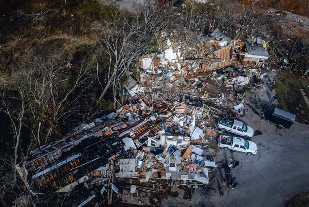 Tornado ganas mengakibatkan kemusnahan harta benda yang teruk di Madison, Tennessee.