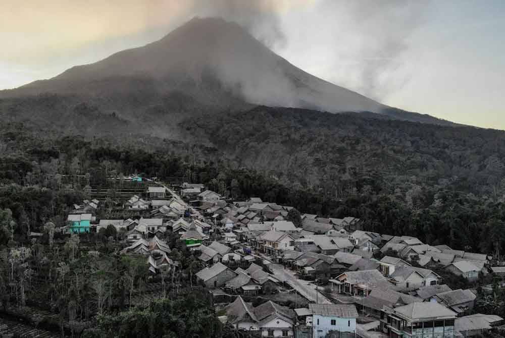 Perkampungan di lereng Gunung Merapi di Magelang, wilayah Jawa Tengah diselaputi debu vulkanik tebal pada Mac lalu.