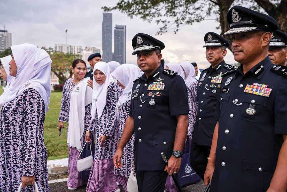 Ayob Khan (depan dua, kanan) turut hadir pada Majlis Paluan Berundur Pengarah JPJKK Bukit Aman di Pulapol Kuala Lumpur. - Foto Bernama