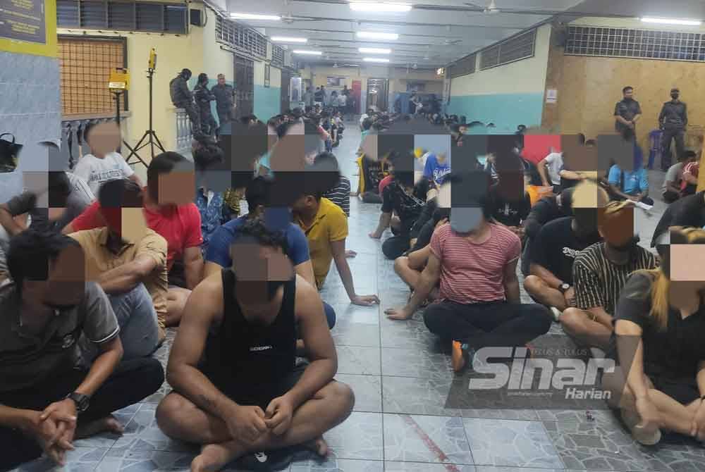 Imigresen Kuala Lumpur menahan 567 PATI dalam operasi di Apartmen Abdullah Hukum, pada Sabtu.