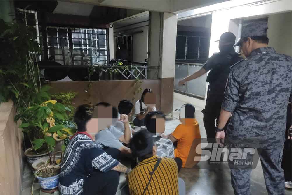 Antara warga asing yang ditahan dalam serbuan di Apartmen Abdullah Hukum, pada Sabtu.