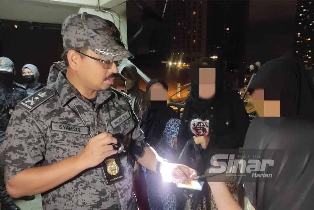 Syamsul menjalankan pemeriksaan ke atas warga asing yang ditahan di Apartmen Abdullah Hukum, pada Sabtu.