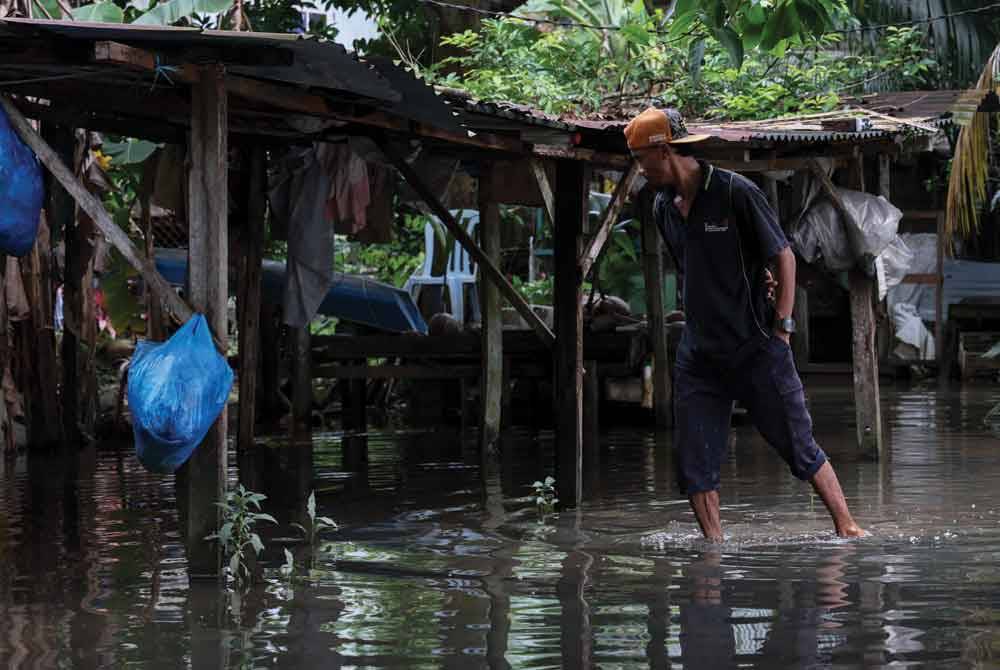 Keadaan kawasan perumahan Kampung Pulau Ketam berikutan fenomena air pasang besar, yang mengakibatkan banjir semasa tinjauan pada Jumaat. - Foto Bernama