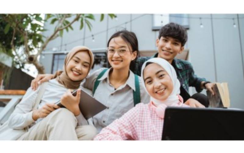 OUM menawarkan 55 program pengajian yang diiktiraf oleh Agensi Kelayakan Malaysia (MQA), Jabatan Perkhidmatan Awam (JPA) dan badan-badan profesional.