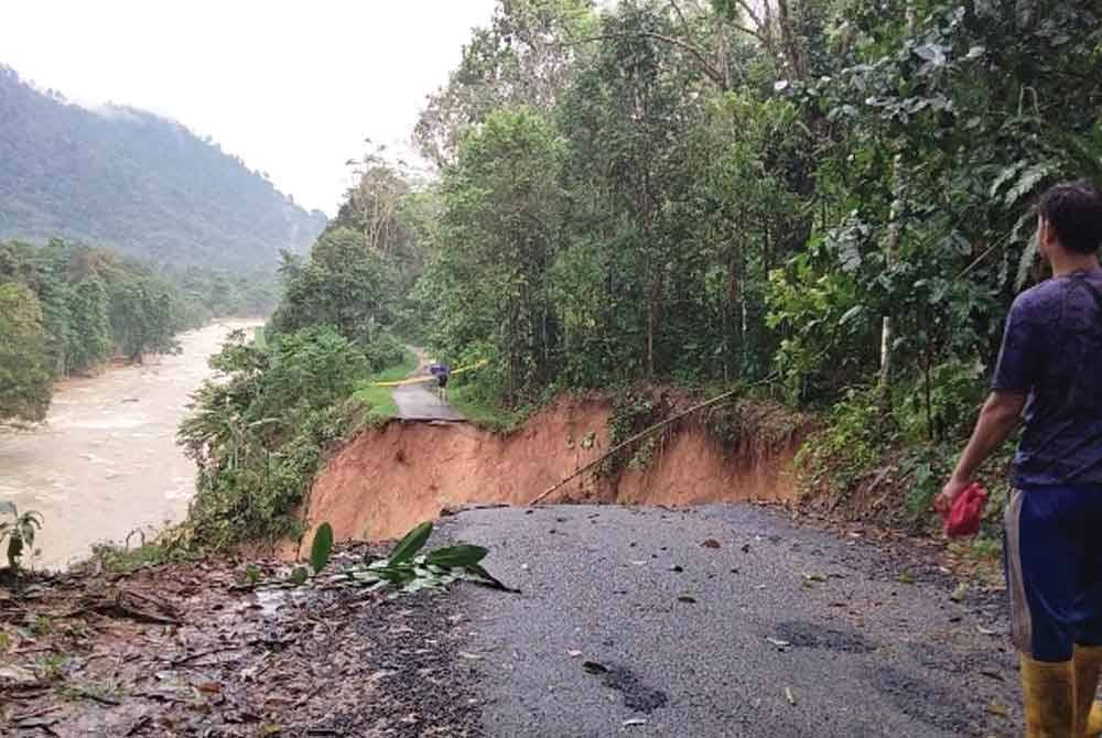 Amran melihat runtuhan jalan dari arah Kampung Janggut.